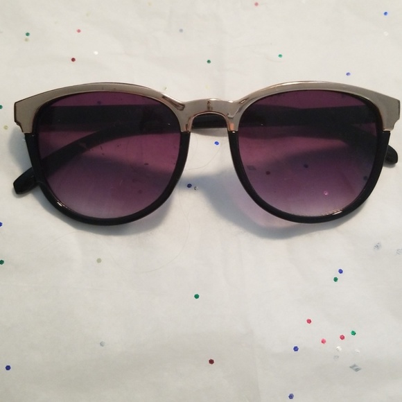 LOFT Accessories - Black with gold rim sunglass